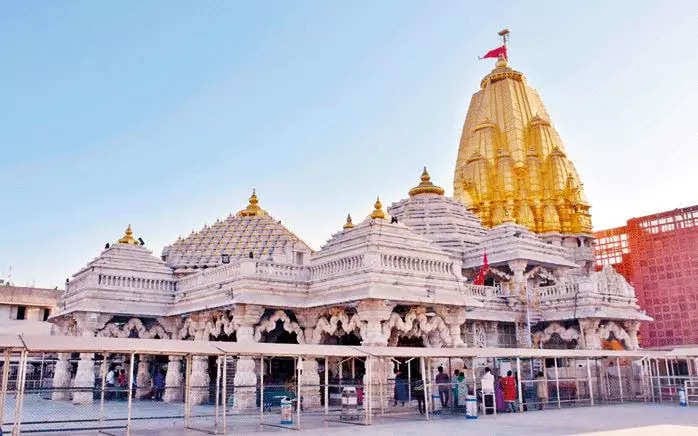 અંબાજીમાં પ્રથમ નોરતે એક લાખ શક્તિ ઉપાસકો મા અંબાના દર્શન કરી ધન્ય બન્યા