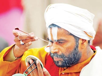કપાળ પર જ કેમ કરવામાં આવે છે તિલક? જાણો તેના સાથે જોડાયેલા નિયમ અને અચુક ઉપાય