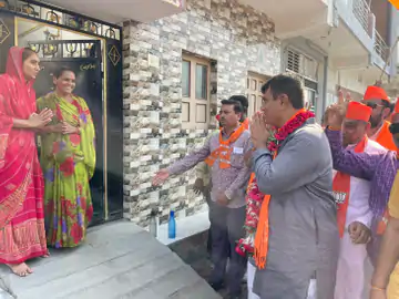 રાજકોટમાં ઉમેદવારી નોંધાવ્યા પછી ભાજપના ઉમેદવારો ડોર ટુ ડોર પ્રચારમાં નીકળ્યા