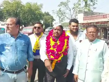 અનોખી સ્ટાઇલમાં ઉમેદવારી નોંધાવી