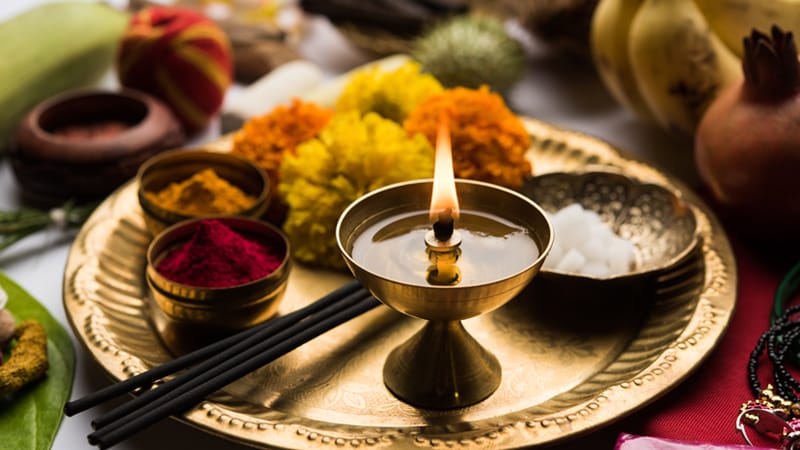 પૂજા બાદ વધેલી સામગ્રીને ફેંકવાની ભૂલ ના કરતા, બની જશો પાપમાં ભાગીદાર, જાણો તેનો કેવી રીતે ઉપયોગ કરવો