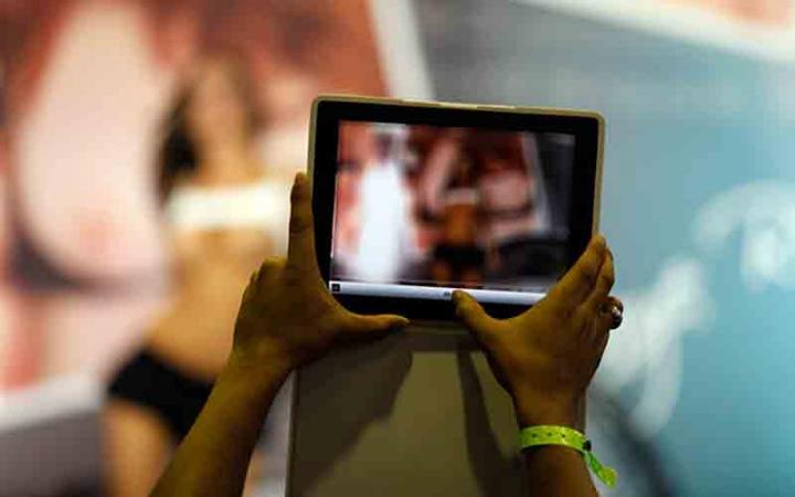 17 વર્ષના કિશોરે કલાકો સુધી પોર્ન જોયા બાદ પડોશી દીકરી સાથે જે કર્યું... તમારું પણ કાળજું કંપી જશે