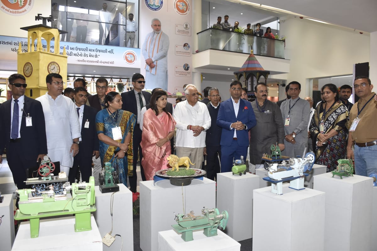 રાજકોટની યશોગાથા: ૨૦ વર્ષ વિકાસના રાજકોટની ડૉ. શ્યામા પ્રસાદ આર્ટ ગેલેરી ખાતે "રાઈઝિંગ રાજકોટ"ની થીમ સાથેના પ્રદર્શન એકમને ખુલ્લું મુકતા મુખ્યમંત્રી શ્રી ભૂપેન્દ્ર ભાઈ પટેલ