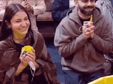 પ્રેમાનંદજી મહારાજના આશીર્વાદ લેતાં સમયે અનુષ્કાની આંખો ભીંજાઈ!