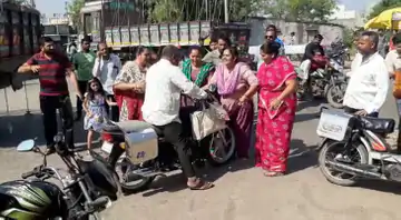 ધોરાજીના વોર્ડ ન.4માં પૂરતું પાણી ન મળતા મહિલાઓ રસ્તા પર ઉતરી