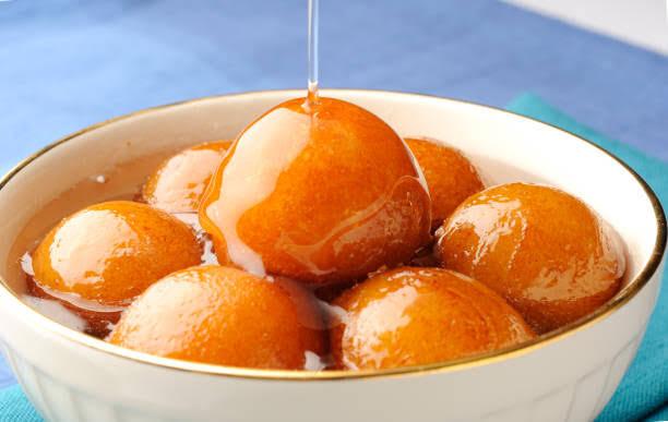 એરપોર્ટ પર કર્મચારીઓને ખવડાવ્યાં ગુલાબ જાંબુ