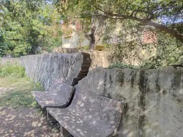 કરોડોના વિકાસ કામો કરતી નિઝર તા. પંચાયતની દિવાલ જ જર્જરિત