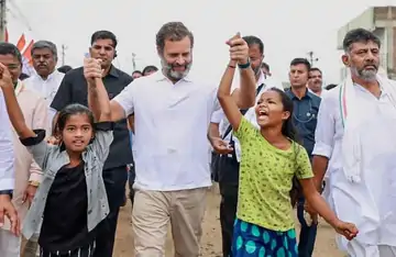 નિનોરામાં 108 બટુકોએ મંત્રોચ્ચાર સાથે પુષ્પવર્ષા કરી રાહુલ ગાંધીનું સ્વાગત કર્યું; બાળકો સાથે ઝુમ્યા રાહુલ, કમલનાથ અને દિગ્વિજય