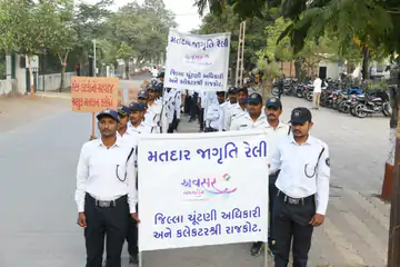 રાજકોટમાં ટ્રાફિક જવાનો દ્વારા મતદાન જાગૃતિ અર્થે ફૂટ માર્ચ યોજાઈ