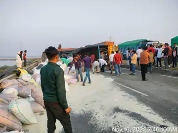 કચ્છના પ્રવેશદ્વાર સુરજબારીથી માળિયા વચ્ચે ટ્રક પલટી જતા ૨૫ કિમી સુધીનો ટ્રાફિક જામ!