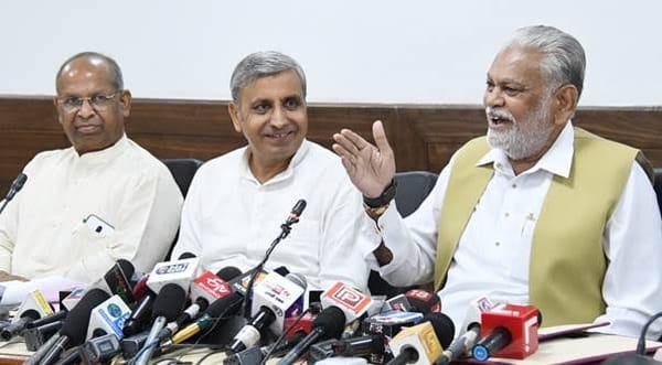 ડીસામાં ભાજપ ઉમેદવારના સમર્થનમાં જાહેર સભા