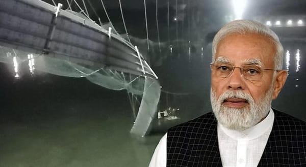 મોરબીમાં ઝૂલતો પૂલ તૂટવાની દુર્ઘટનાને લઇને PM મોદી મોરબી બ્રિજ દુર્ઘટના સ્થળની મુલાકાતે પહોંચ્યા હતા