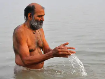 ઘરનાં પાણીમાં ગંગાજળ મિક્સ કરીને સ્નાન કરવાથી તીર્થ સ્નાનનું પુણ્ય મળશે, આ દિવસે પિતૃ પૂજા કરવાનું પણ વિધાન છે