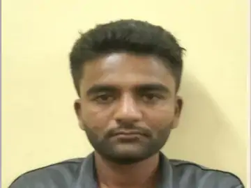 માતાના પ્રેમીને પતાવી દેવા પુત્રએ બે પિસ્ટલ ખરીદી, મોકાની રાહમાં હતો ત્યાં પકડાઈ ગયો