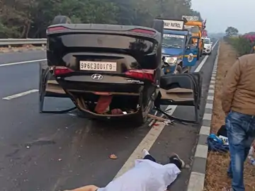 અમદાવાદ-વડોદરાના એક્સપ્રેસ હાઇવે પર ટાયર ફાટતાં કાર ઊંધી થઈ ગઇ