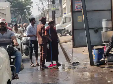 ઓલમ્પસ હોસ્પિટલની બેદરકારીથી વિદ્યાનગર રોડ પર વહ્યું માનવ રક્ત!