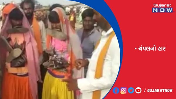 મહિલાઓના ફોટા પાડતાં બે યુવકને ઘાઘરો-ચોળી, ચંપલનો હાર પહેરવ્યો