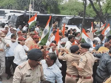માજી સૈનિકો-પોલીસ વચ્ચે ઉગ્ર ઘર્ષણ