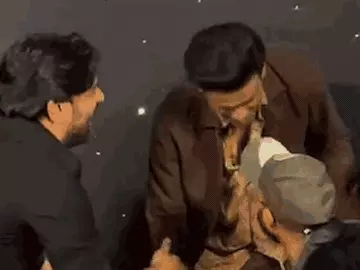 મનોજ બાજપેયીના ચરણસ્પર્શ કરવા પડાપડી થઈ