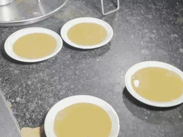 પોલીસને જોતા જ લોકોએ ચાની ભરેલી રકાબી મુકી ભાગ્યા