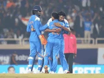 કોહલીએ 52મી વન-ડે સેન્ચુરી ફટકારી, કુલદીપે 4 વિકેટ લઈને બાજી પલટી